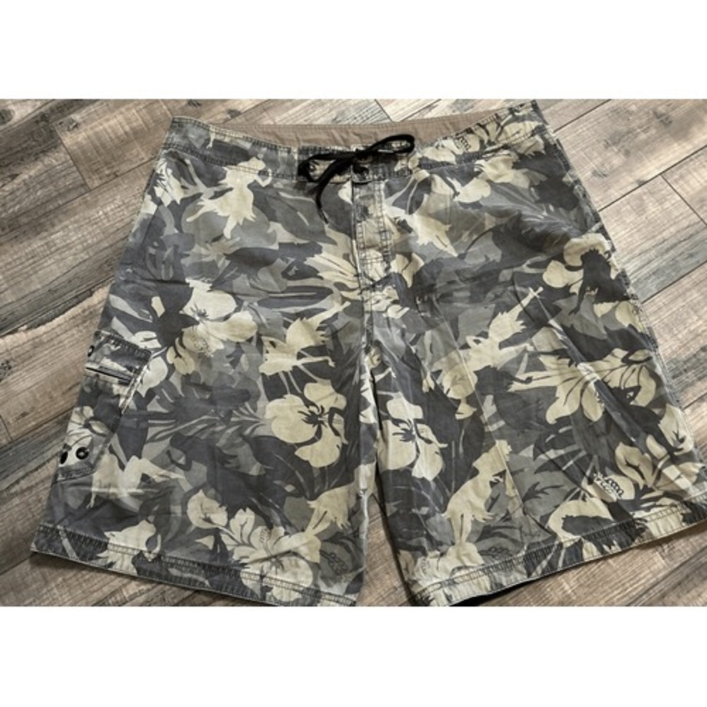 Crazy Shirts Hulaflage Camo Green‎ Floral Board Shorts Size 40